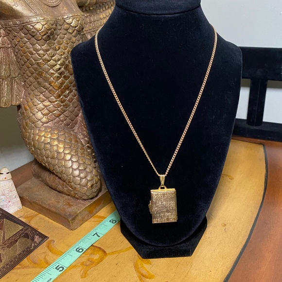 Vintage Locket Pendant Necklace - Picture 4 of 9